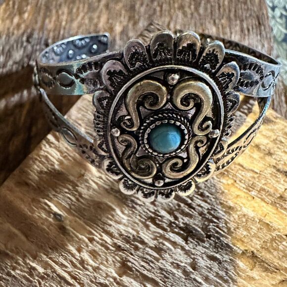 Vintage Southwestern Turquoise Cuff Bracelet for Boho Chic Cowgirls, Gift-Ready - Picture 4 of 9